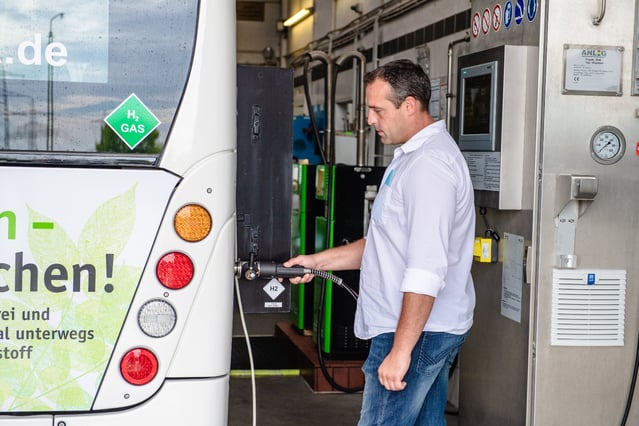 RVK-fuel-cell-bus-refueling