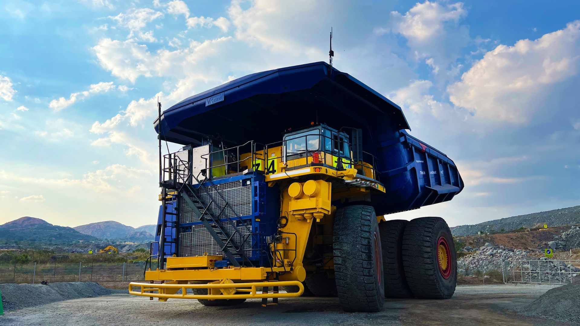Zero-emission mining truck featuring Ballard fuel cells